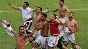 В Марокко футболисты пропустили гол, делая групповое селфи