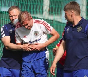 Полузащитник футбольного клуба «Краснодар» получил травму и из-за этого не сможет сыграть за сборную России против Кипра и Сан-Марино