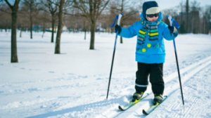С какого возраста ребёнок может заниматься лыжным спортом и какую пользу это принесёт ему?