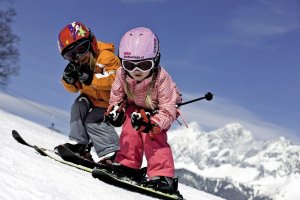 С какого возраста ребёнок может заниматься горнолыжным спортом и какую пользу это принесёт ему