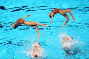 Занятия синхронным плаванием для девчонок: с какого возраста лучше начинать, и какую пользу они принесут?