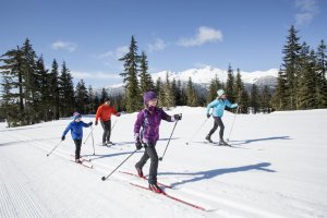 Беговые лыжи для детей: как выбрать лыжи, палки, ботинки