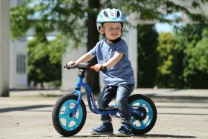 Беговел или велосипед: выбираем первый транспорт для малыша